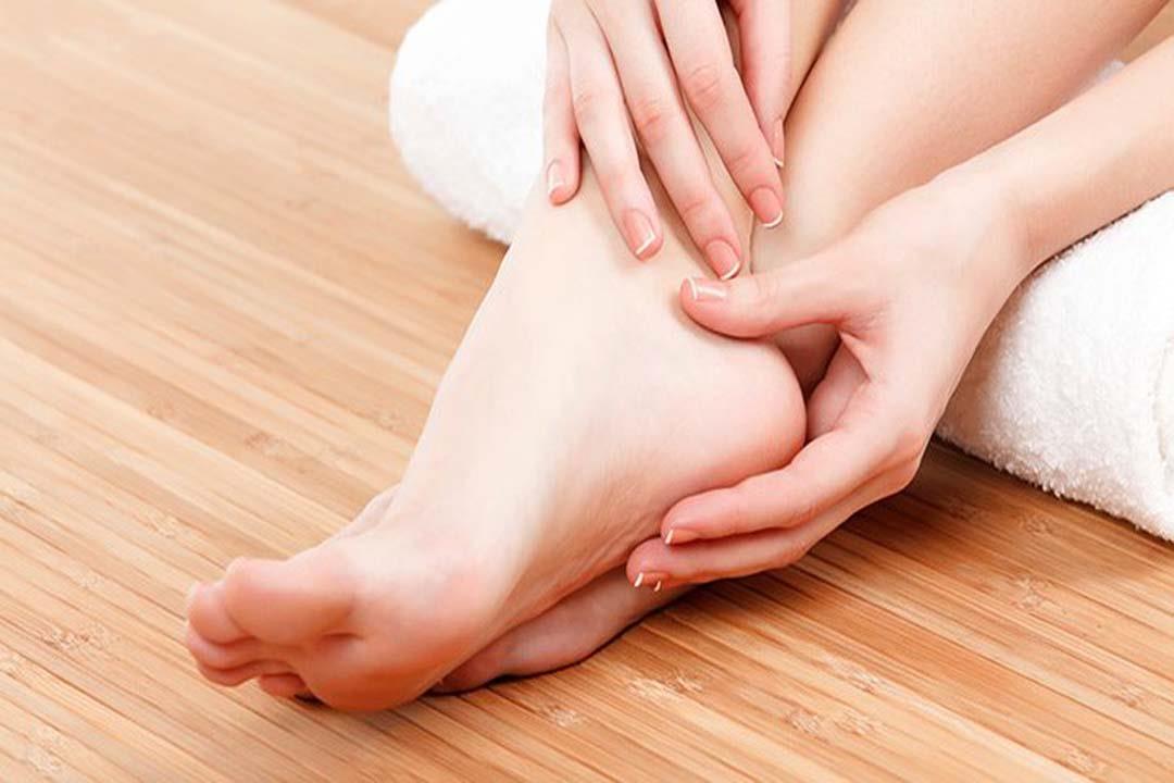علاج سريع لتشقق القدمين بمكونات بسيطة ومتوفرة للحصول على قدمين كالحرير
