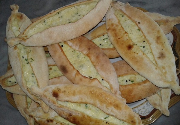 مناقيش الجبنة والزعتر السورية بطريقة بسيطة وأحلى من الجاهز
