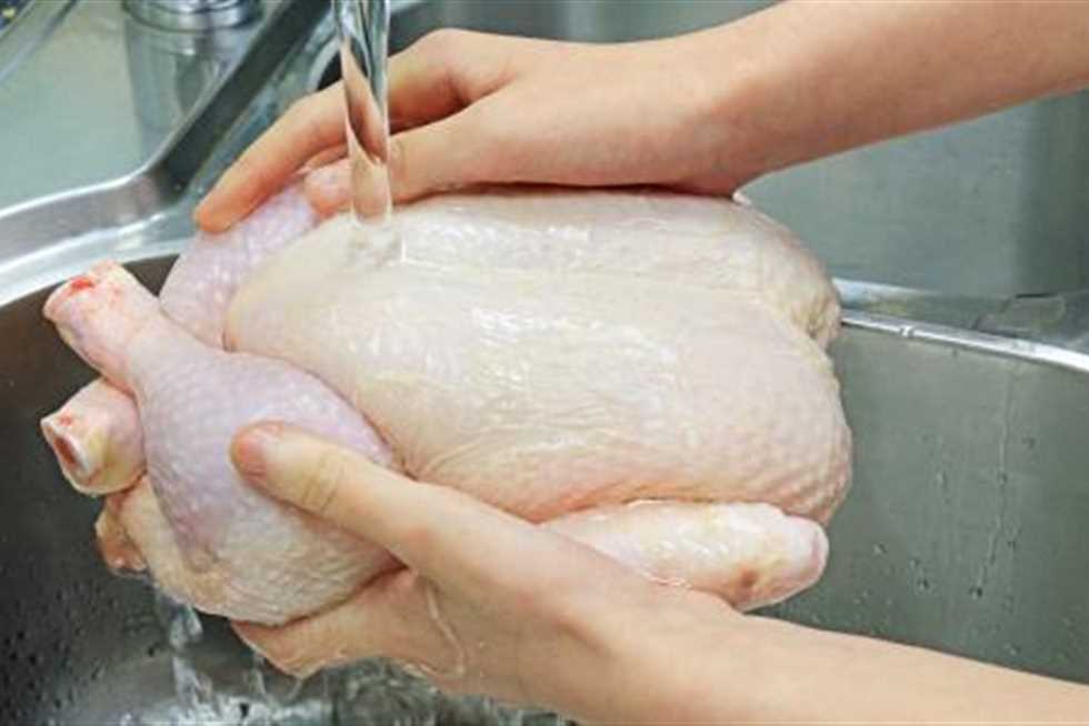 كارثة صحية.. غسل الدجاج قبل الطهي يسبب أمراض خطيرة وينشر الجراثيم في مطبخك اليكم الطريقة الصحيحة لغسلها