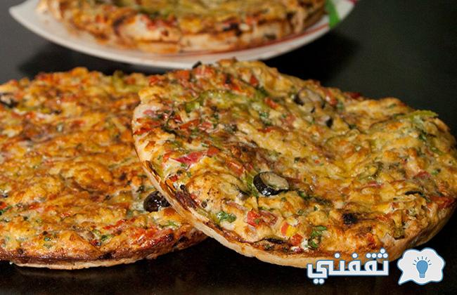 طريقة عمل البيتزا السريعة الاقتصادية بحشوات متوفرة داخل منزلك