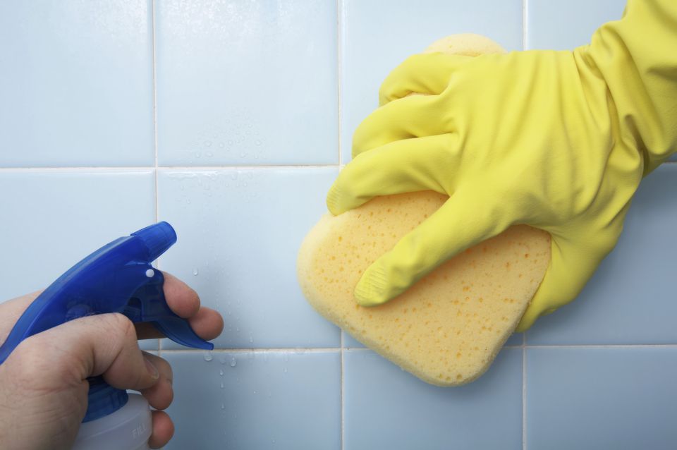 المحلول السحري لتنظيف سيراميك الحمام من الأصفرار والجير