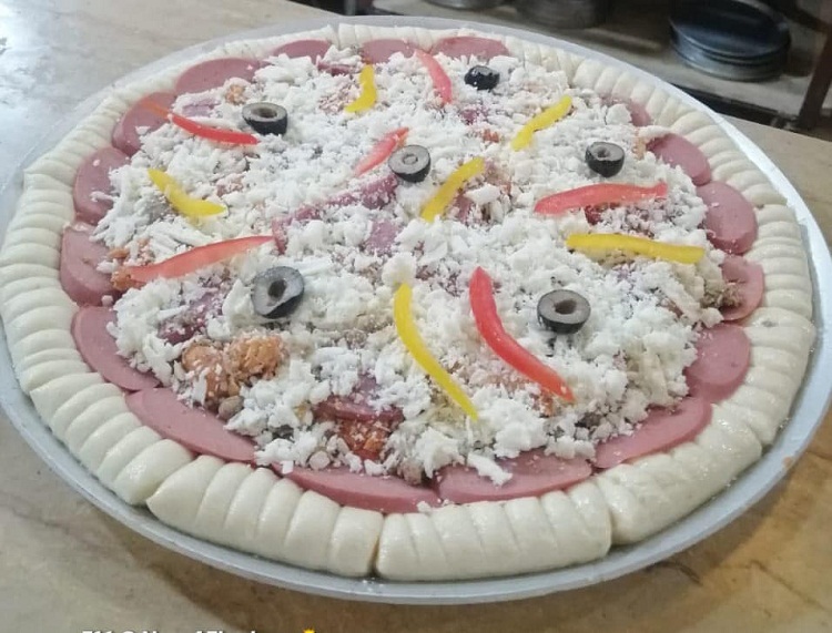 بيتزا بعجينة ناجحة بطريقة المطاعم
