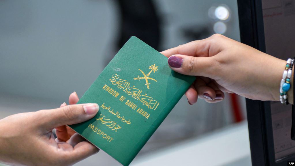 طريقة الاستعلام عن رقم تأشيرة الدخول للسعودية برقم الإقامة 1443