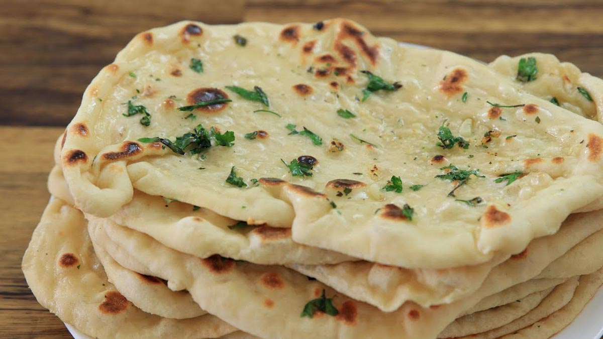 خبز النان الهندي بالثوم والبصل الأخضر بطريقة سهلة وبسيطة فى المنزل