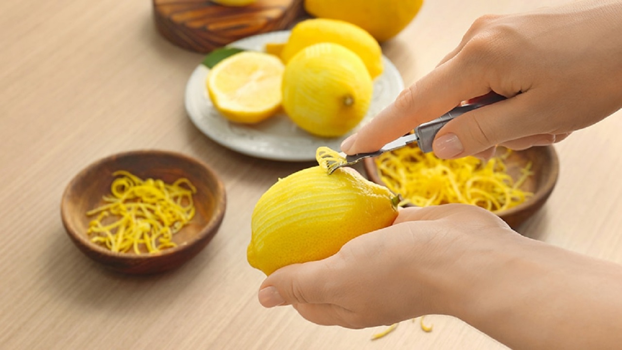 كنز في بيتك.. من اليوم لن ترمي قشور الليمون نهائيا فوائد واستخدامات عظيمة