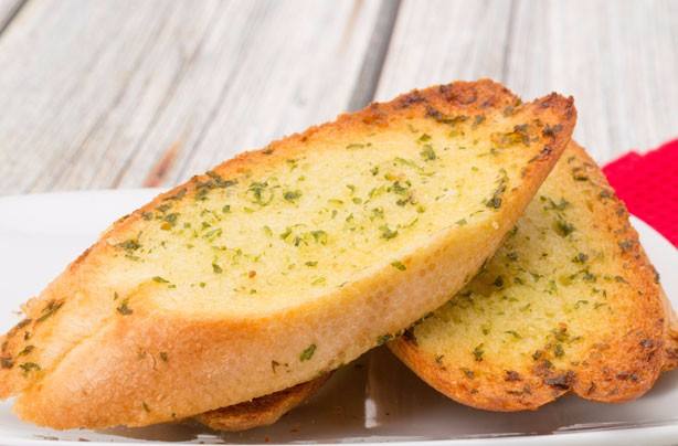 الخبز المحمص بالثوم للتناول في أي وقت بطعم شيق ولذيذ لعشاق هذه الأنواع