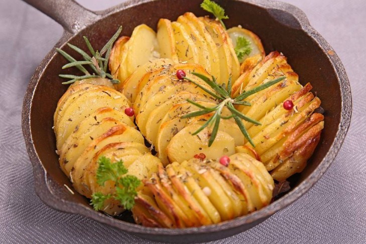 طريقة عمل شاورما لحم شهية مع البطاطس والبصل لن تشتريها في المطاعم بعد الوصفة