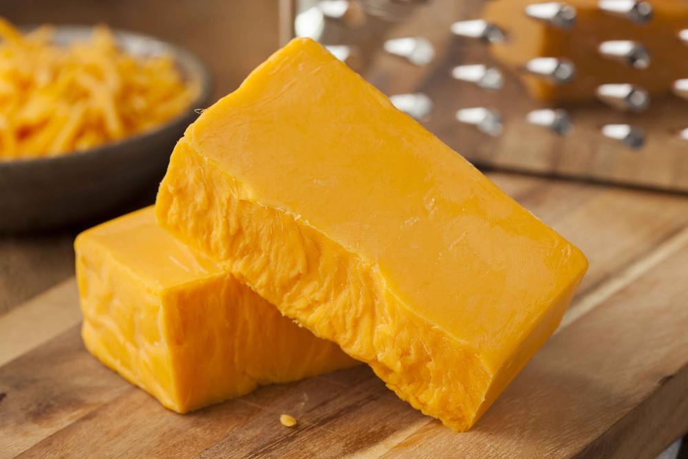 بأقل التكاليف الجبنة الشيدر اللذيذة في المنزل فقط بمقدار كوب من الحليب.
