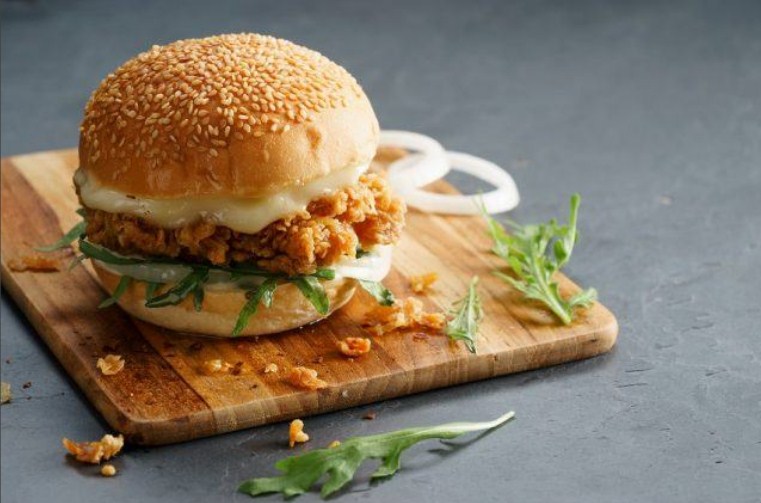 سر خلطة زنجر دجاج كنتاكي المقرمش وطريقة عمل ساندوتشات KFC في البيت
