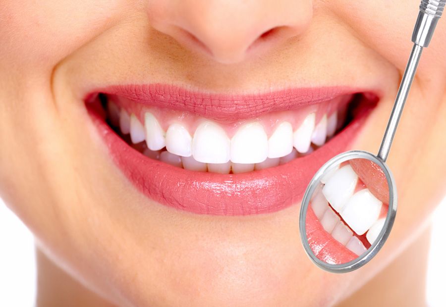 في دقائق تنظيف وتبييض الأسنان وإزالة الأصفرار والجير نهائياً لجعل الأسنان بيضاء كاللؤلؤ بنتيجة مضمونة 100%
