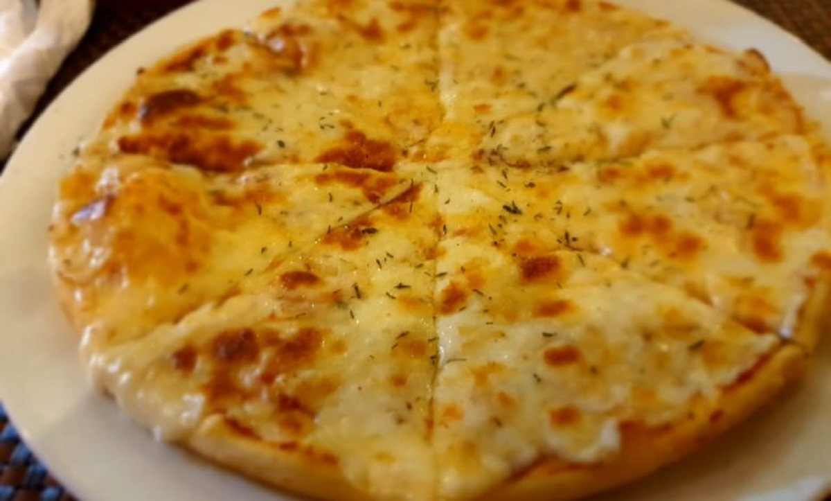بيتزا بعجينة زبادي بيتزا بالجبنة