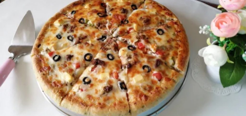 طريقة عمل البيتزا في البيت سهلة وطعمها لذيذ جدا