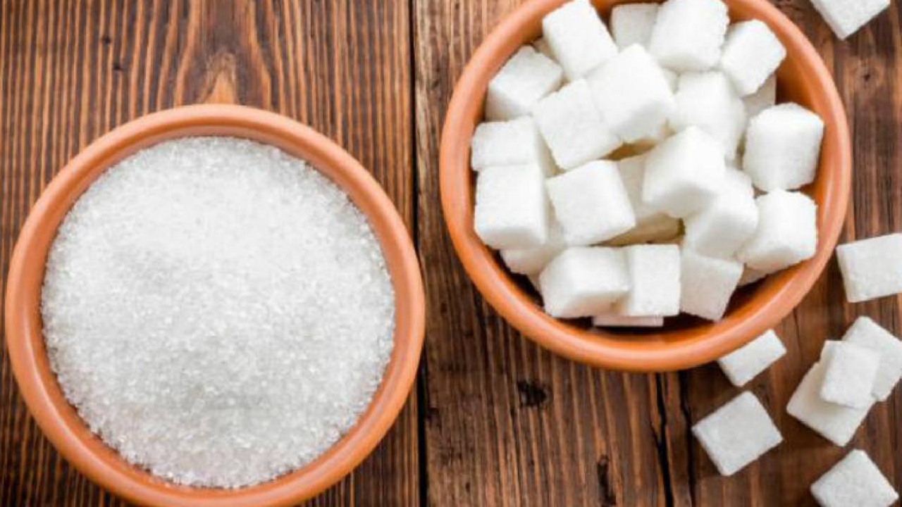خليط المعجزات: الملح والسكر تحت لسانك ستحدث المعجزة للجسم لن تصدق فوائد رهيبة