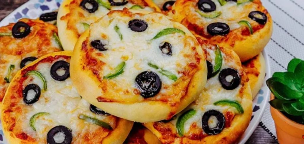 طريقة عمل البيتزا في البيت سهلة وطعمها لذيذ جدا