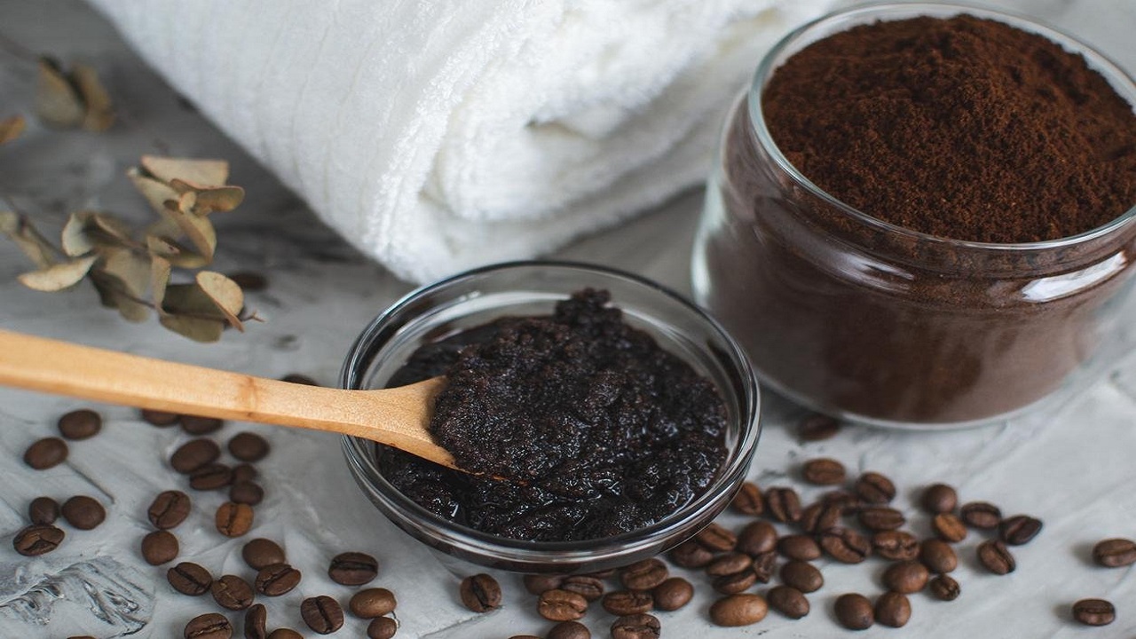 مقشر القهوة والسكر الطبيعي لإزالة الجلد الميت والتمتع ببشرة ناعمة