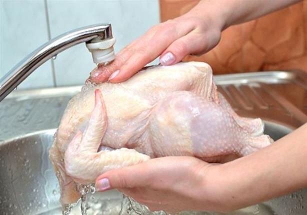 الاطباء يحذرون غسل الفراخ بالماء قبل الطهي كارثة تدمر صحتك اليكم الطريقة الصحيحة لغسلها