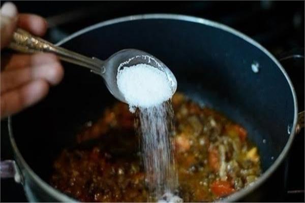 مترميش الأكل بعد الآن.. التخلص من الملح الزائد في الطعام بفكرة متخطرش علي بالك
