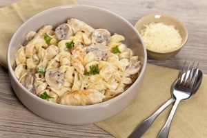 مكرونة الطاسة بالصوص الابيض