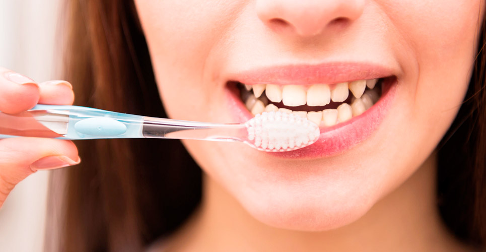 طريقة تنظيف الأسنان بشكل صحيح لتجنب التسوس