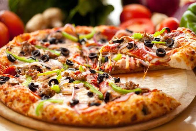 طريقة تحضير عجينة البيتزا علي الطريقة الأصليه الإيطاليه هتطلع معاكى مقرمشة و طرية