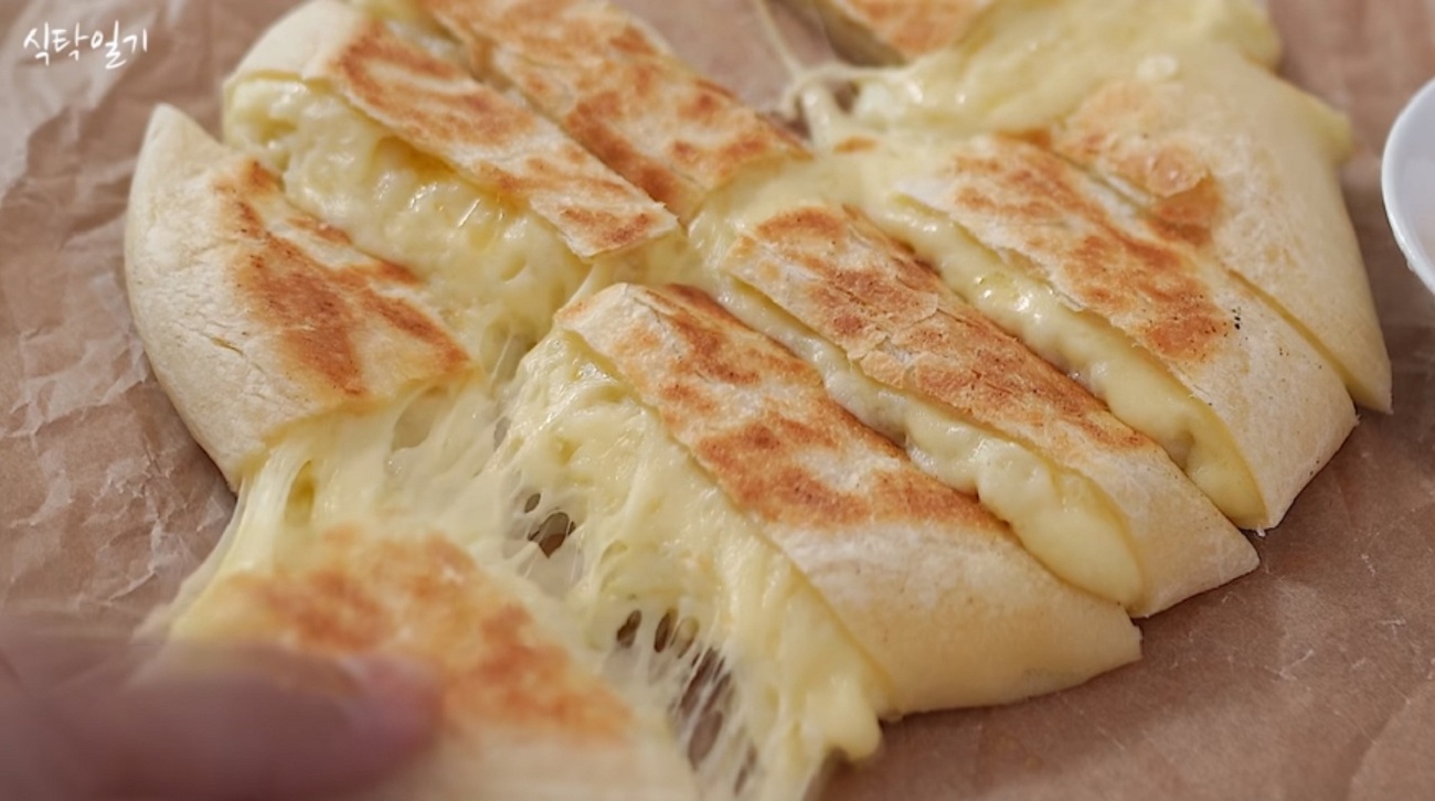 خبز بطاطس بالجبن مخبوز في مقلاة