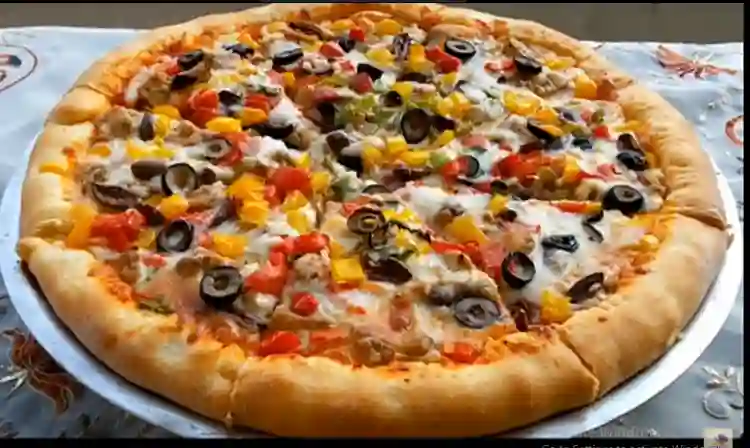 طريقة عمل البيتزا ومكونات العجينة