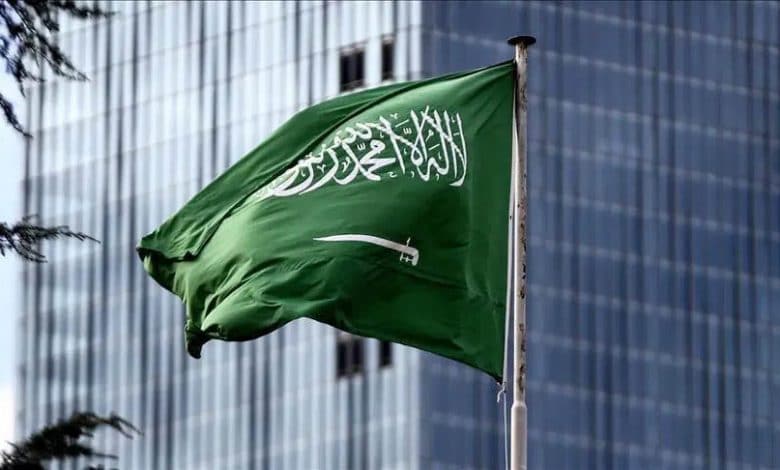 عقوبات مخالفي قواعد نظام الإقامة والعمل في السعودية