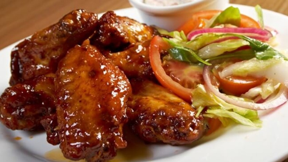 تحضير أجنحة الدجاج المشوية بالباربيكيو المقرمشة بسر المطاعم الشهيرة