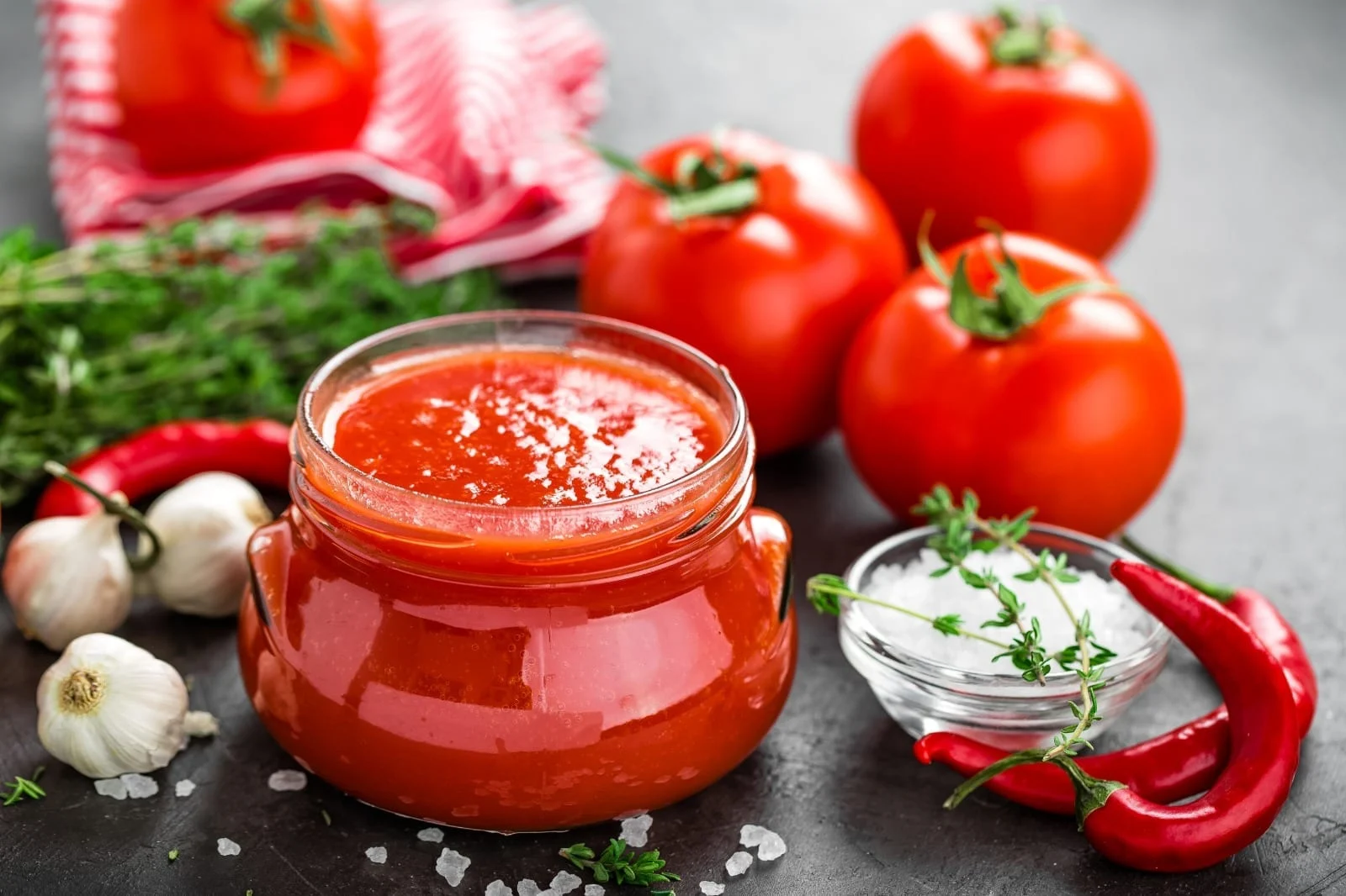 طريقة إعداد صلصة الطماطم دائمة الاستخدام في المنزل بمكونات موجودة في مطبخك