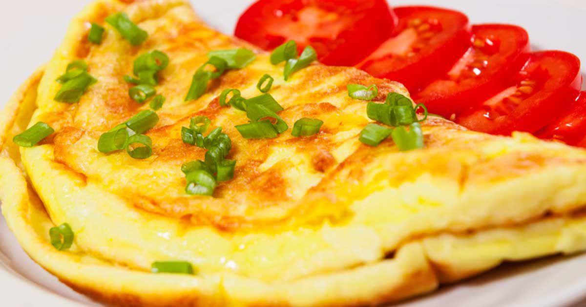 بحبة من البصل اعملي عجة البيض بالجبن بطعم رائع لفطور صحي