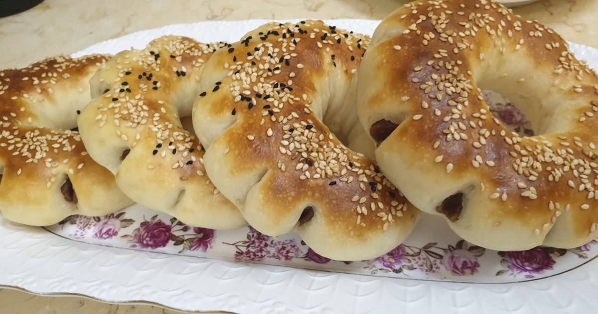 خبز الحليب بالتمر والسمسم