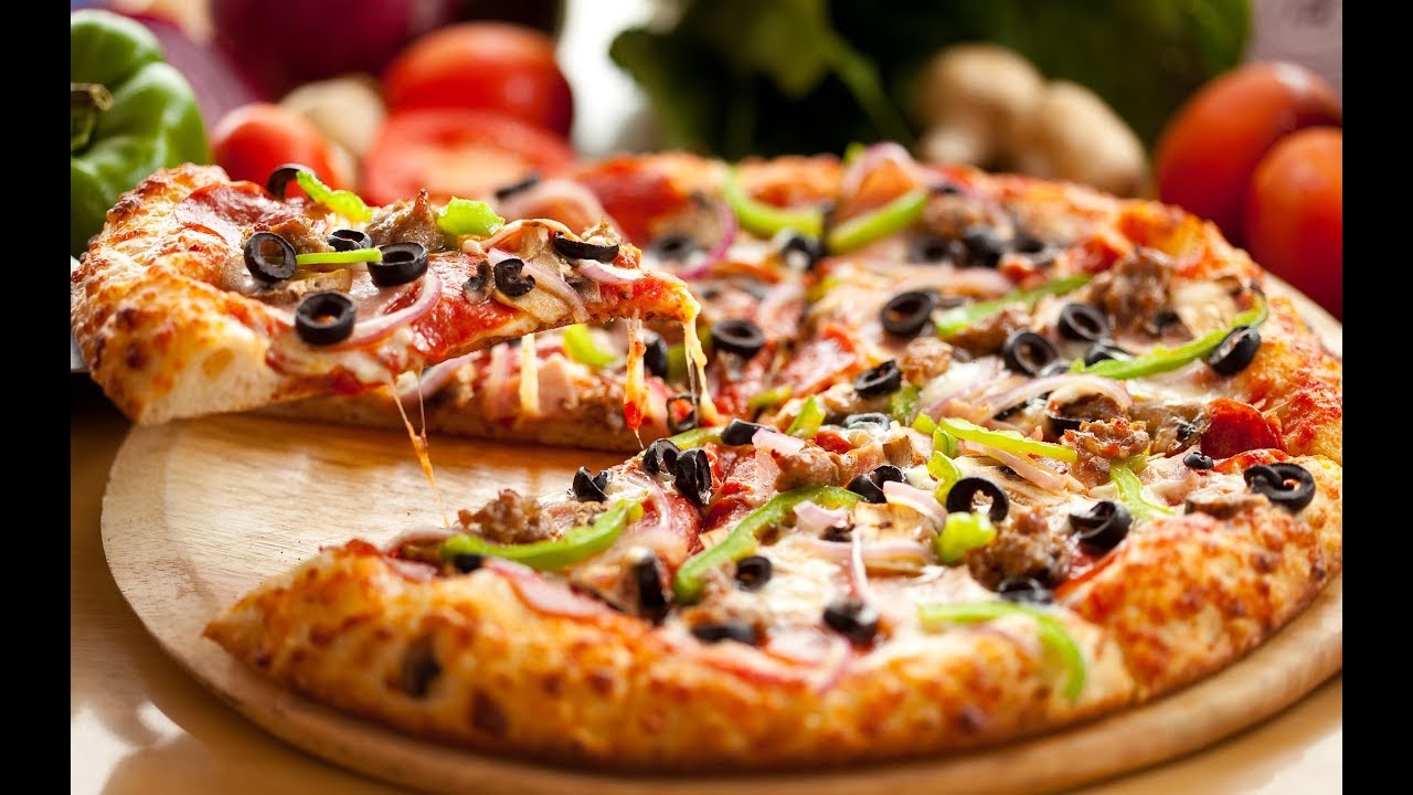 تحضير بيتزا المطاعم بجميع أسرارها وبعجينة قطنية وهشه مع صلصة البيتزا