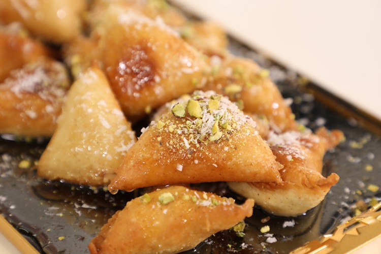 من المطبخ السعودي اعملي حلى مثلثات السميد بطعم رائع ومميز لكي ولضيوفك