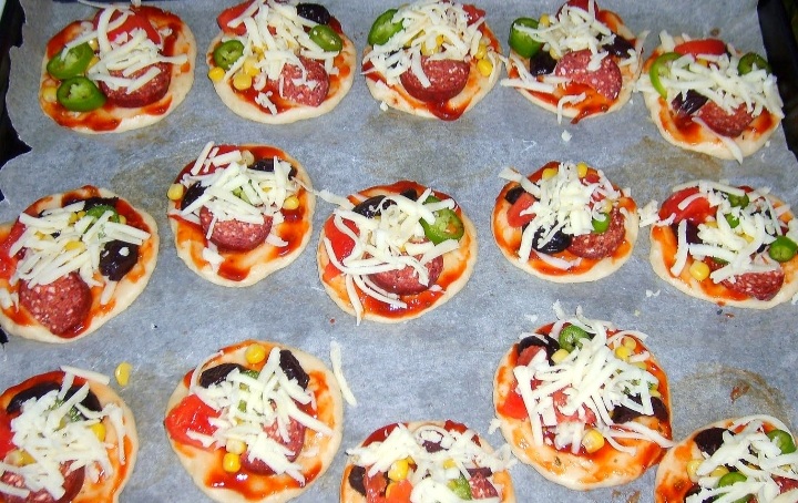 طريقة عمل فطائر الميني بيتزا اللذيذة والشهية بمكونات اقتصادية ومتوفرة