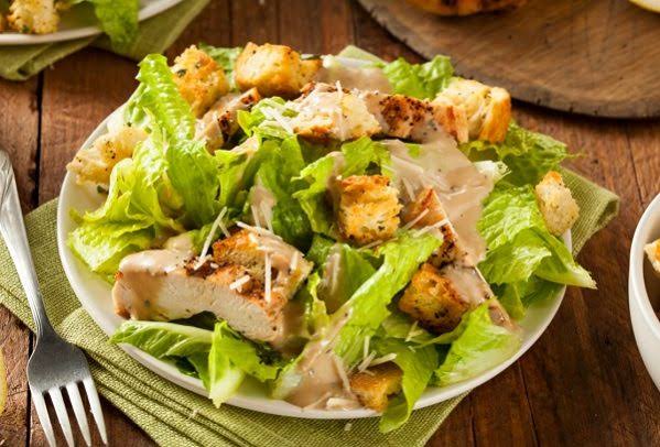 طريقة عمل سلطة سيزر Caesar salad dressing بالصوص الأصلي