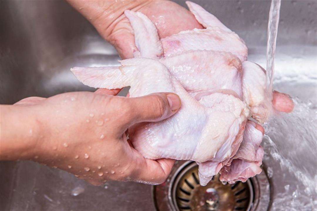 الطرق الصحيحة لغسل الدجاج النيء قبل طهيه