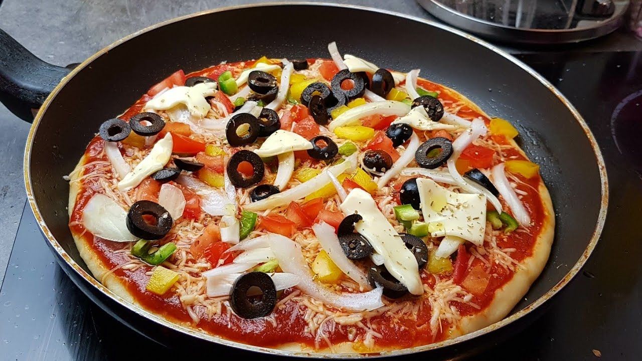 لجوع نص الليل.. بيتزا الطاسة بدون فرن بأسرار المحترفين لن تفرقي بينها وبين الجاهزة وسر طراوة العجينة