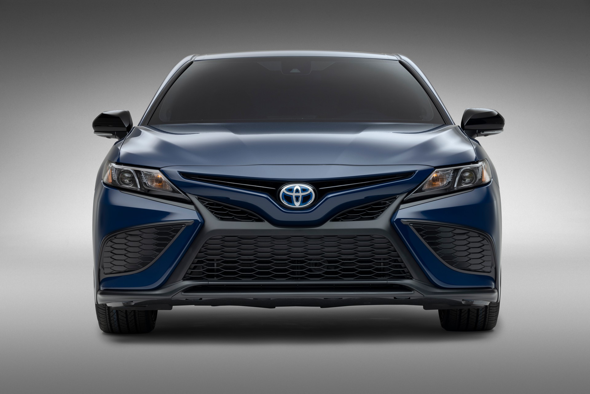 الوحش وصل اقوي سيارة يابانية Toyota Camry.. تويوتا كامري الجديدة 2023 مواصفاتها عالمية واسعارها خيالية
