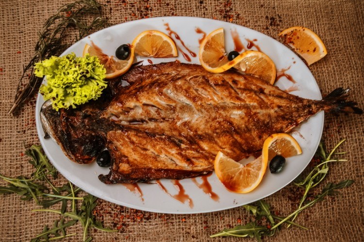 طريقة عمل السمك المشوي بالردة وعلي الفحم في المنزل مثل المطاعم