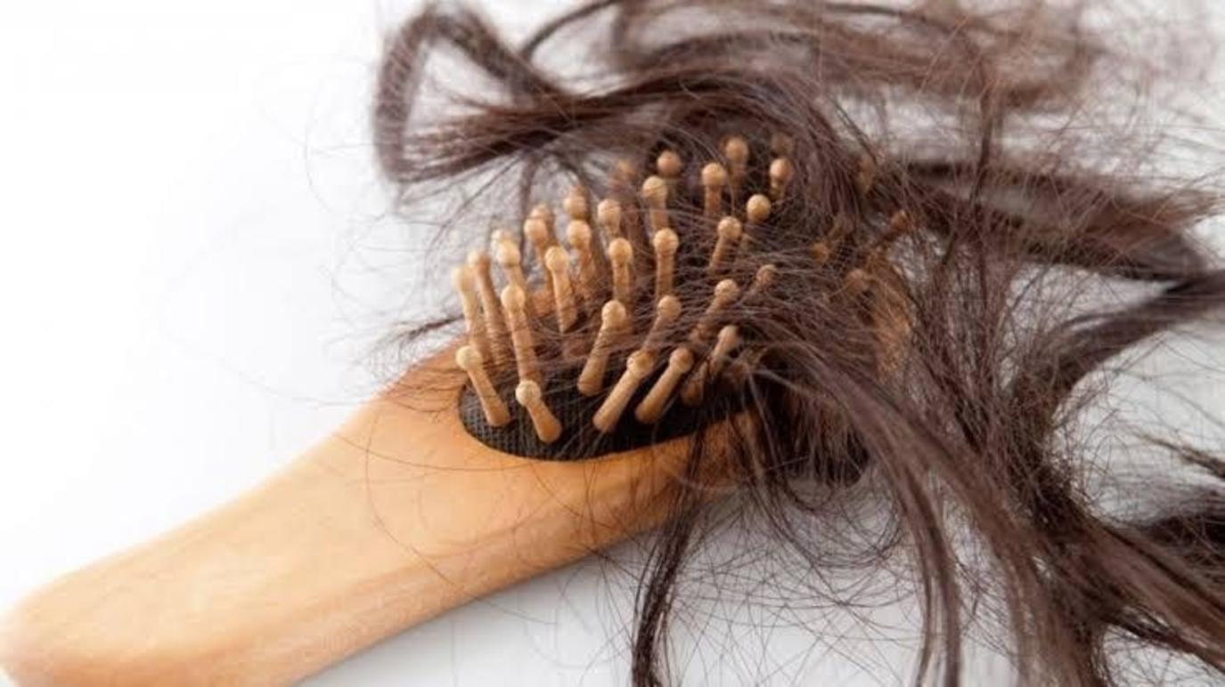 الحل السحري..خلطات طبيعية لعلاج نساقط الشعر من بيتك بأقل تكلفة