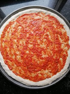 طريقة عمل عجينة البيتزا الايطالية في البيت