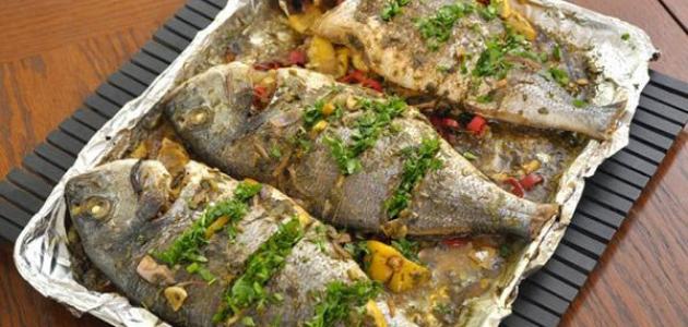 طريقة عمل السمك المشوي بالردة وعلي الفحم في المنزل مثل المطاعم