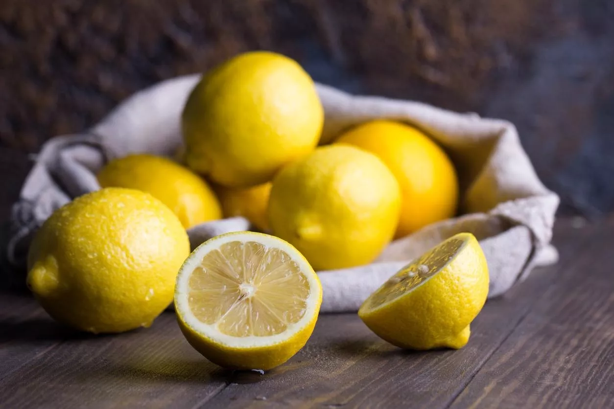 فوائد قشور الليمون للشعر والبشرة