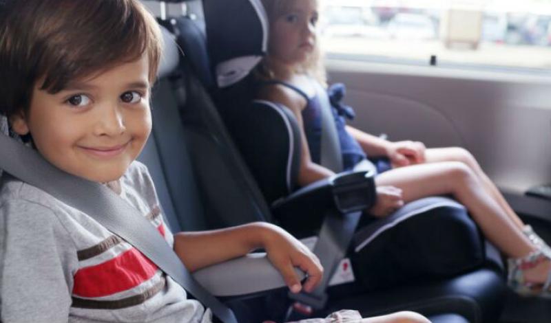 كم هو جيد أن يجلس الأطفال في المقعد الأمامي للسيارة؟