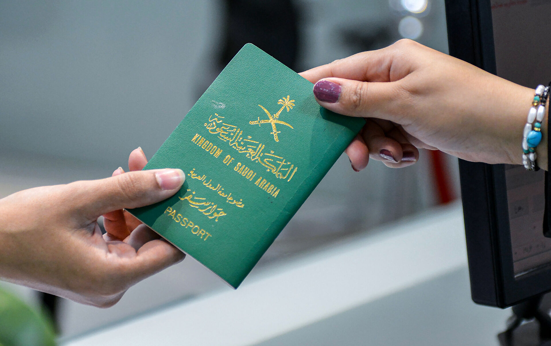 كيفية الحصول على جواز سفر سعودي إلكترونيًا ورسوم جواز السفر