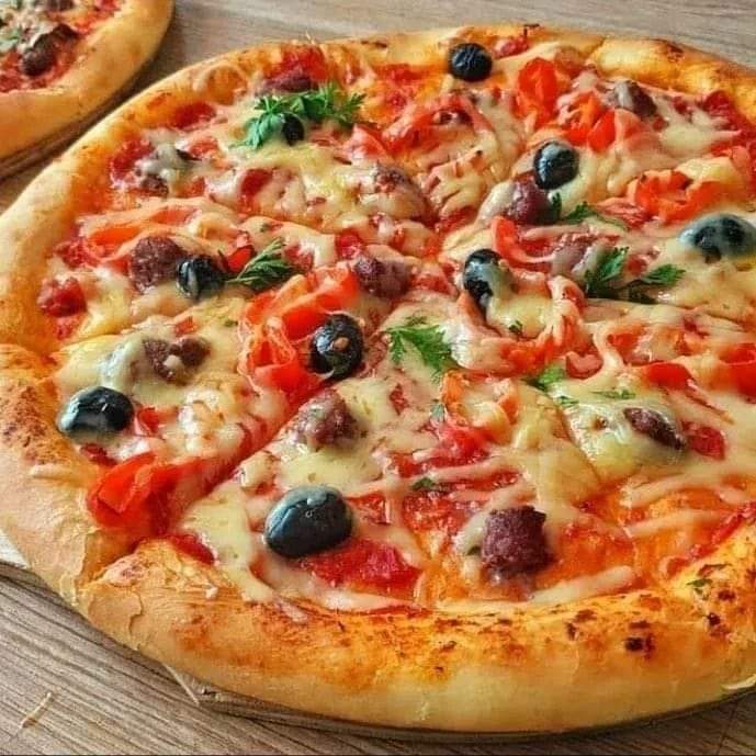 أسهل طريقة لعمل البيتزا من المنزل مثل المطاعم هشة وخفيفة وقطنية بكل أسرارها