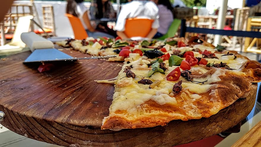 طريقة عمل البيتزا الإيطالية في المنزل باستخدام حجر البيتزا