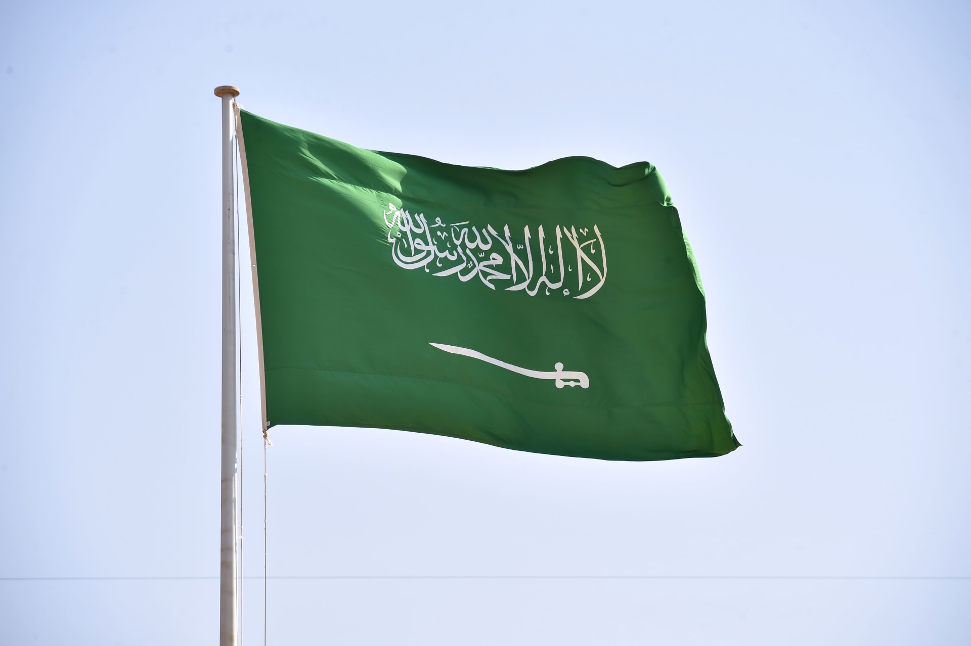 السعودية للكهرباء تعلن عن رقم مجاني للتواصل وتجيب عن إمكانية قطع الخدمة مؤقتًا في حين السداد