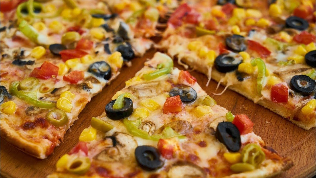 لمحبي الوجبات الخفيفة.. البيتزا السريعة الإيطالية بالمكونات الأصلية لعجينة هشة وقطنية والطعم رهيب