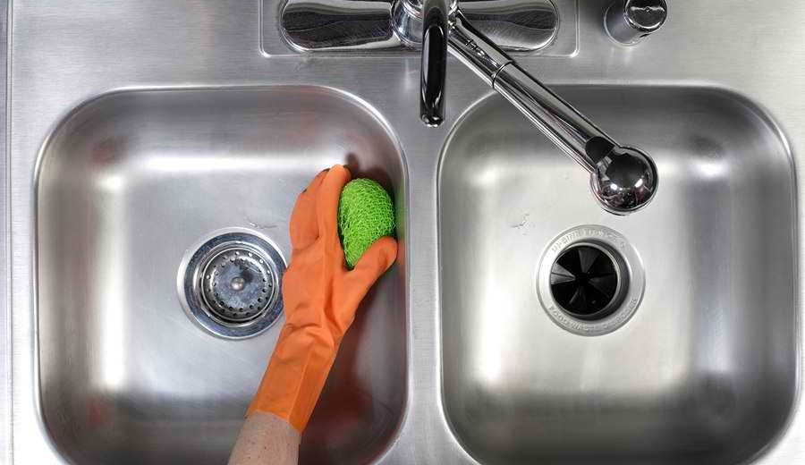 قشور البرتقال والخل لتنظيف الأحواض